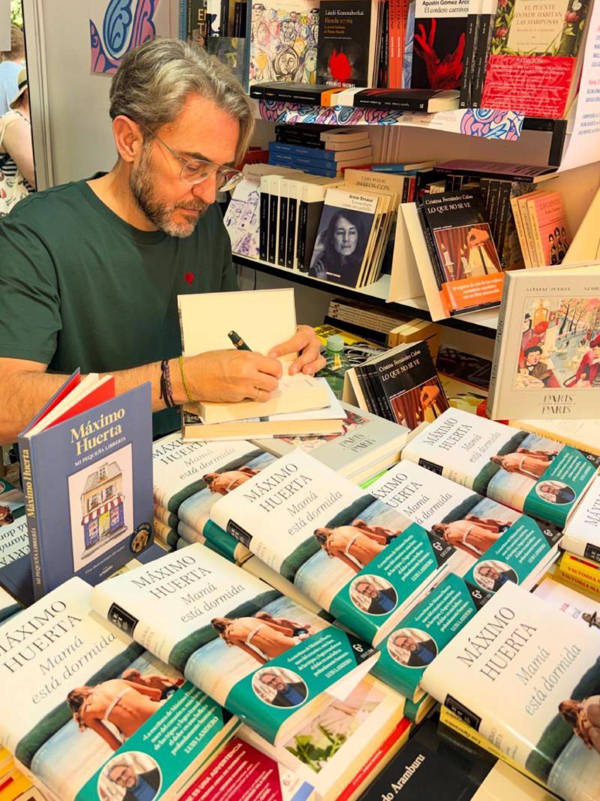 Máximo Huerta firmando su libro