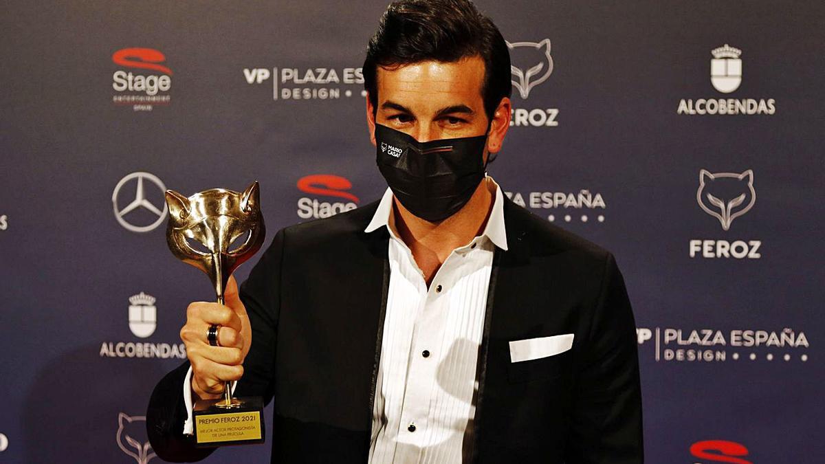 Mario Casas con el premio Feroz que recibió el pasado martes.   | // JOSÉ RAMÓN HERNANDO