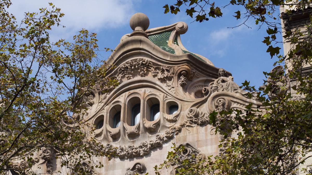 Detalles de la fachada de la Casa Comalat.