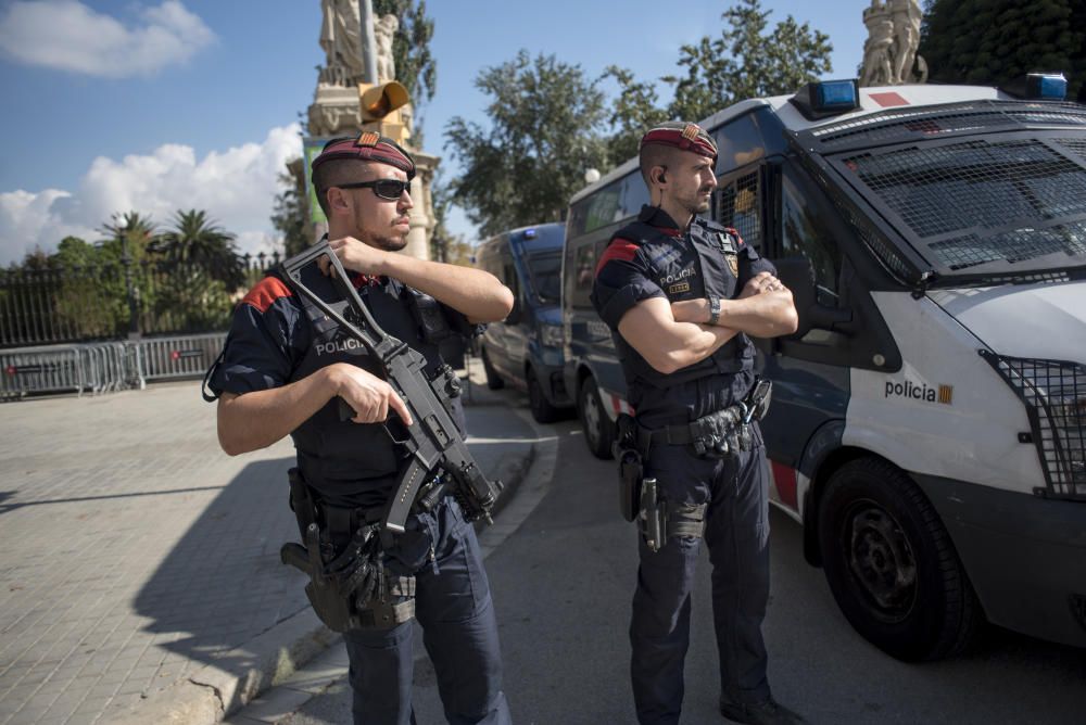 Mossos d''Esquadra desplegats al Parc de la Ciutadella, prop del Parlament