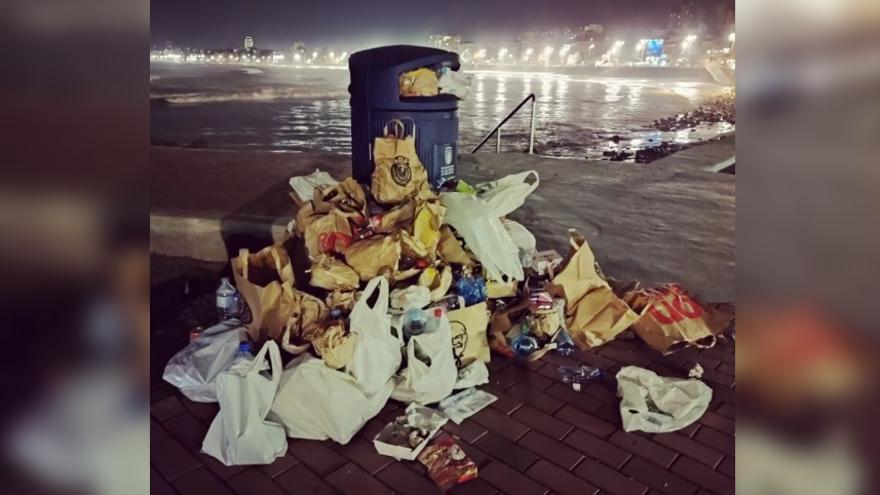 Cabreo por la suciedad en Las Canteras el fin de semana