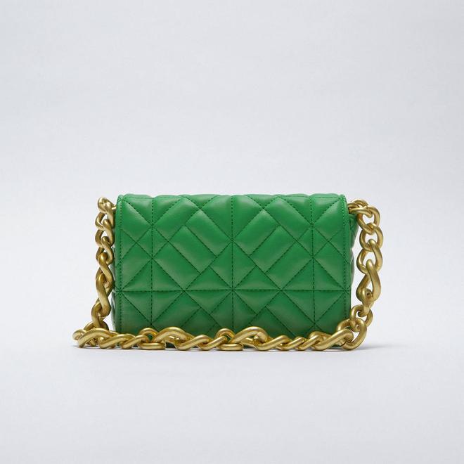 Bolso acolchado de color verde con cadena dorada, de Zara