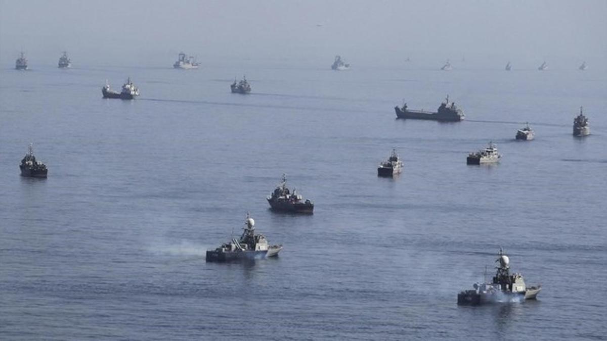 Barcos iranís en unas maniobras cereca del estrecho de Hormuz, en el 2012.