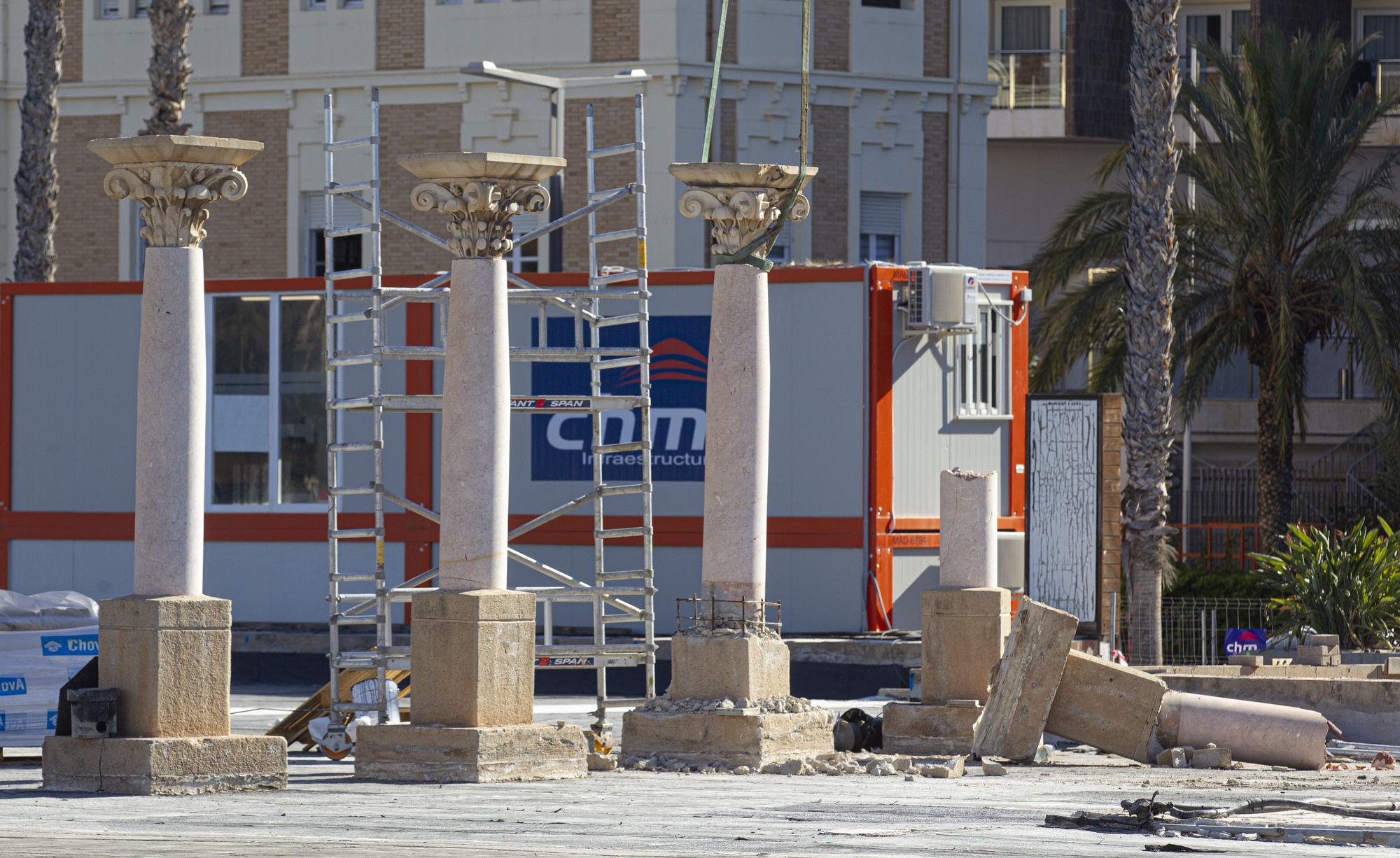 Retirada de las columnas de mármol rojo de la plaza del Puerto de Alicante