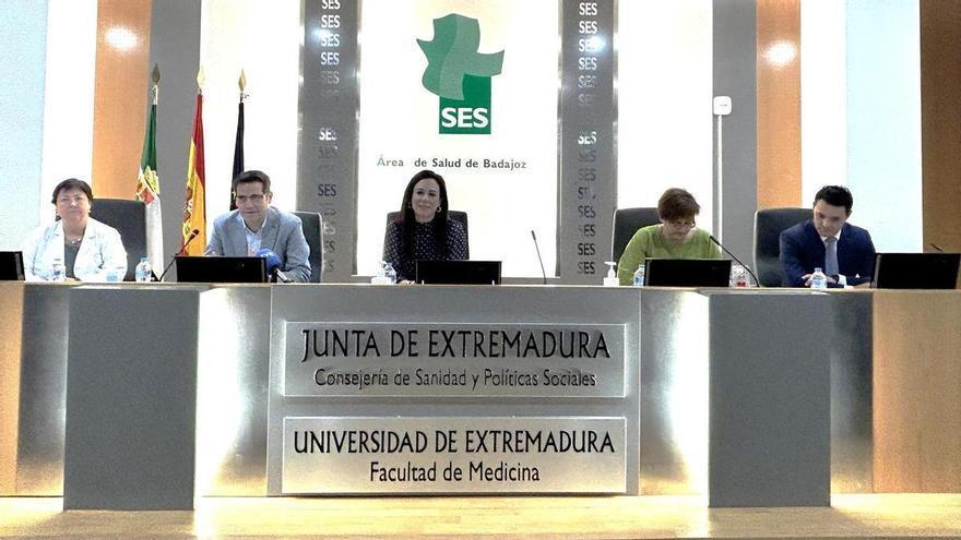Sara García inaugura en el Universitario una exposición de historias de pacientes con cáncer de mama
