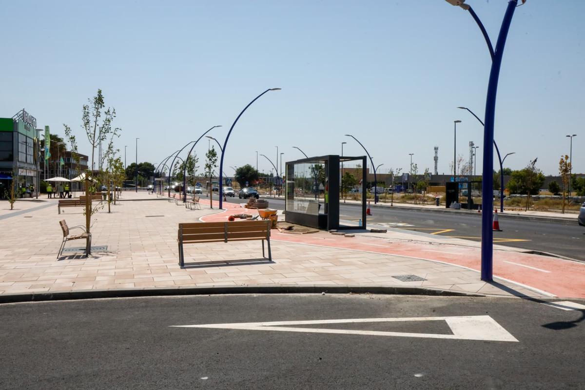 El nuevo vial cuenta con cinco nuevas marquesinas de autobús en su recorrido.