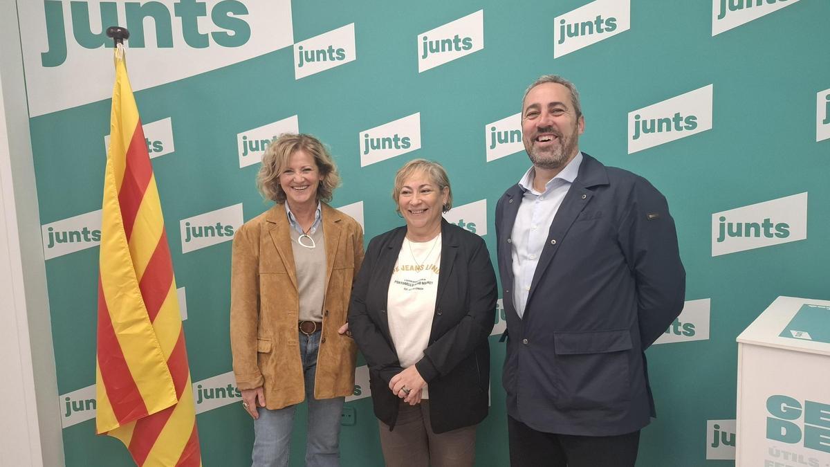 Mònica de Llorens, Lluïsa Tulleuda i Ramon Bacardit, a la seu de Junts