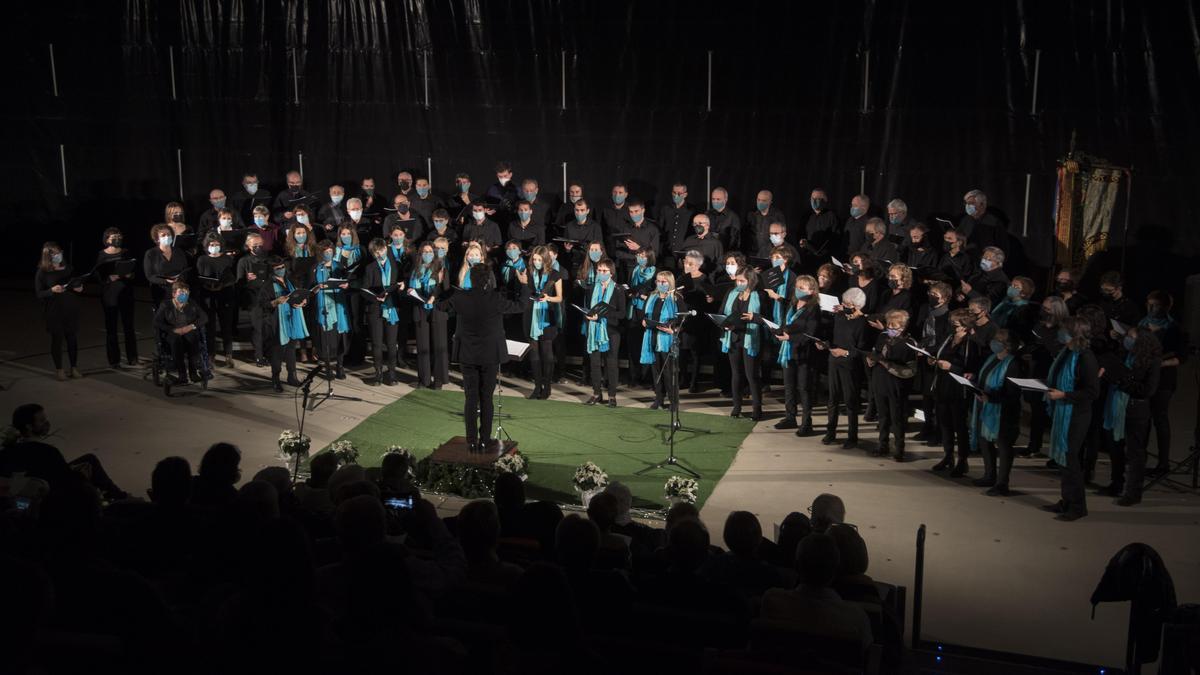 Un centenar de cantaires i excantaires de l&#039;Orfeó Nova Solsona en una actuació conjunta