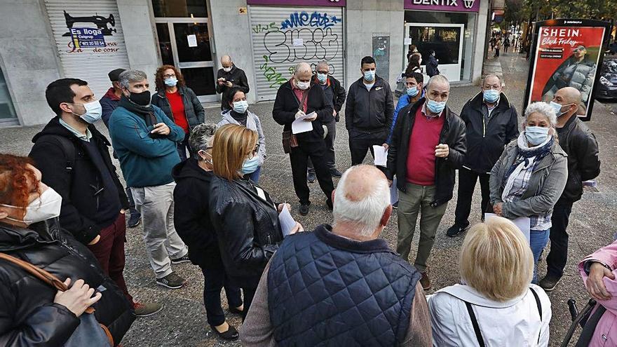 Concentració dels afectats de Dentix, ahir a Girona.