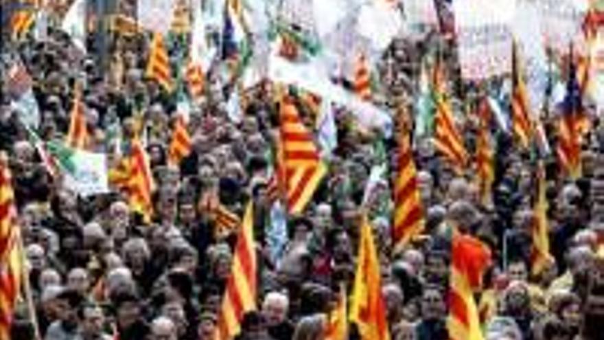 Más de 200.000 catalanes protestan en Barcelona