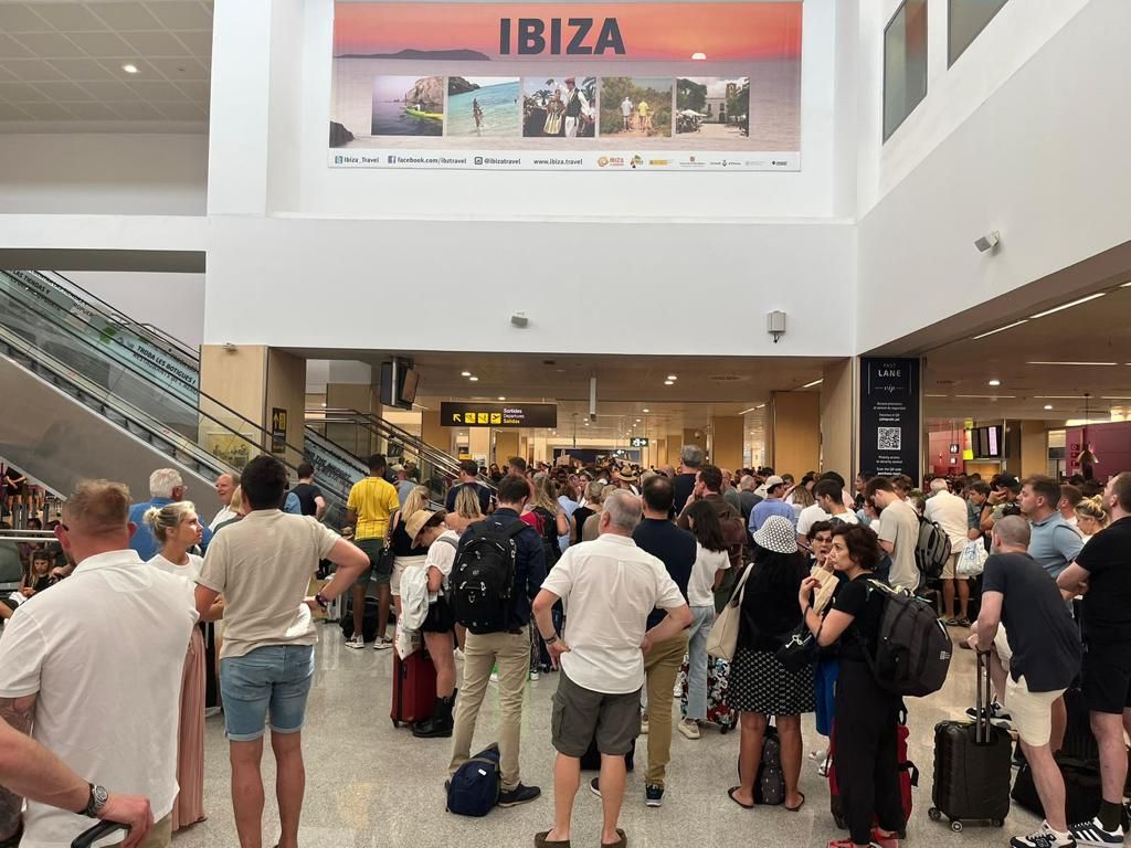 Todas las imágenes del bloqueo de la pista del aeropuerto de Ibiza por una avioneta del Ibanat