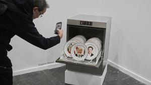 Un hombre fotografía una de las obras de Arco, White Washing, de Eugenio Merino. 