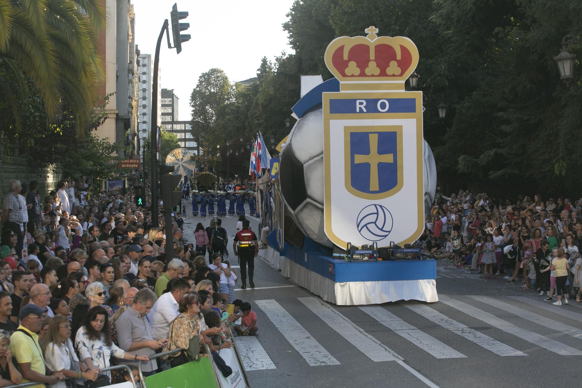 En Imágenes: El Desfile del Día de América llena las calles de Oviedo en una tarde veraniega