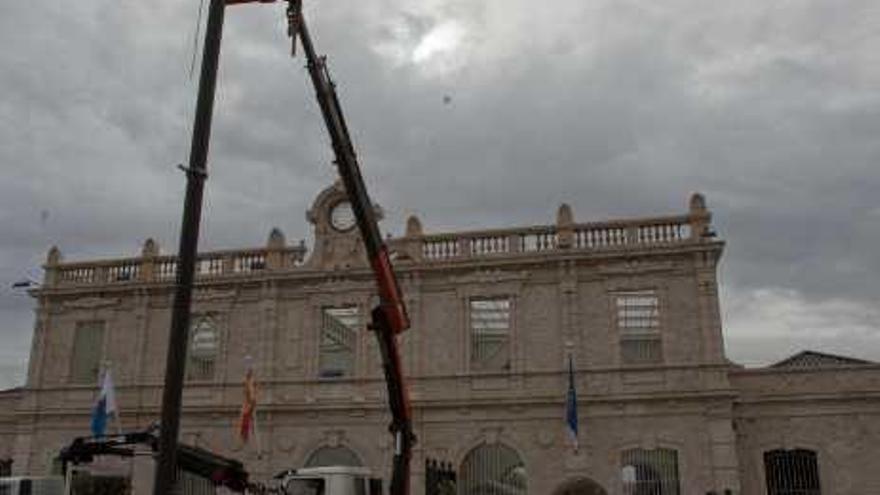 Operarios ultimaban ayer los trabajos en Casa Mediterráneo.