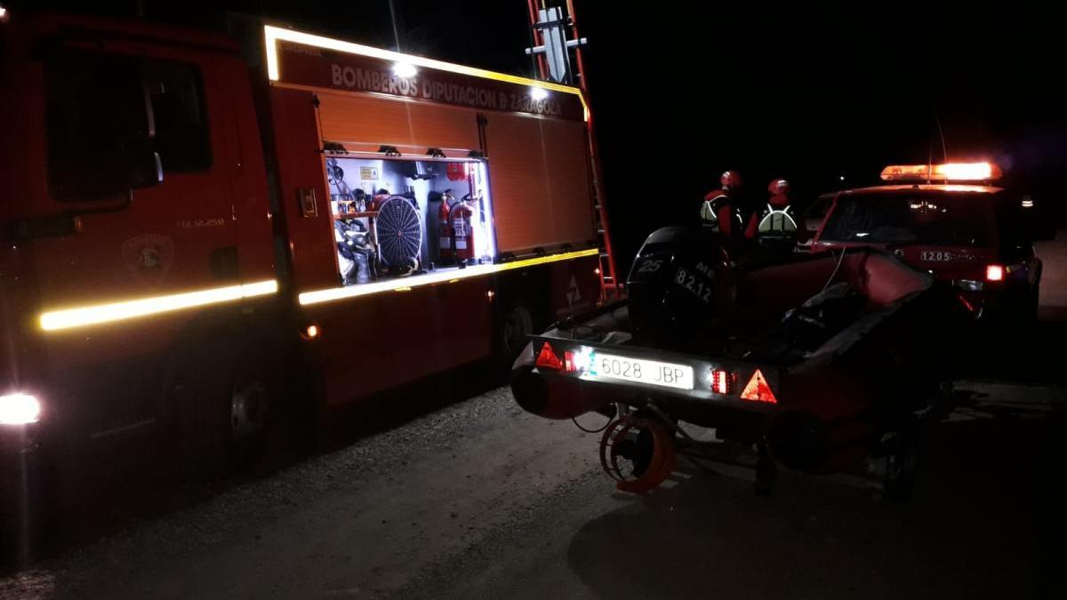 Los bomberos buscan a un joven que ha caído con su coche al Canal Imperial