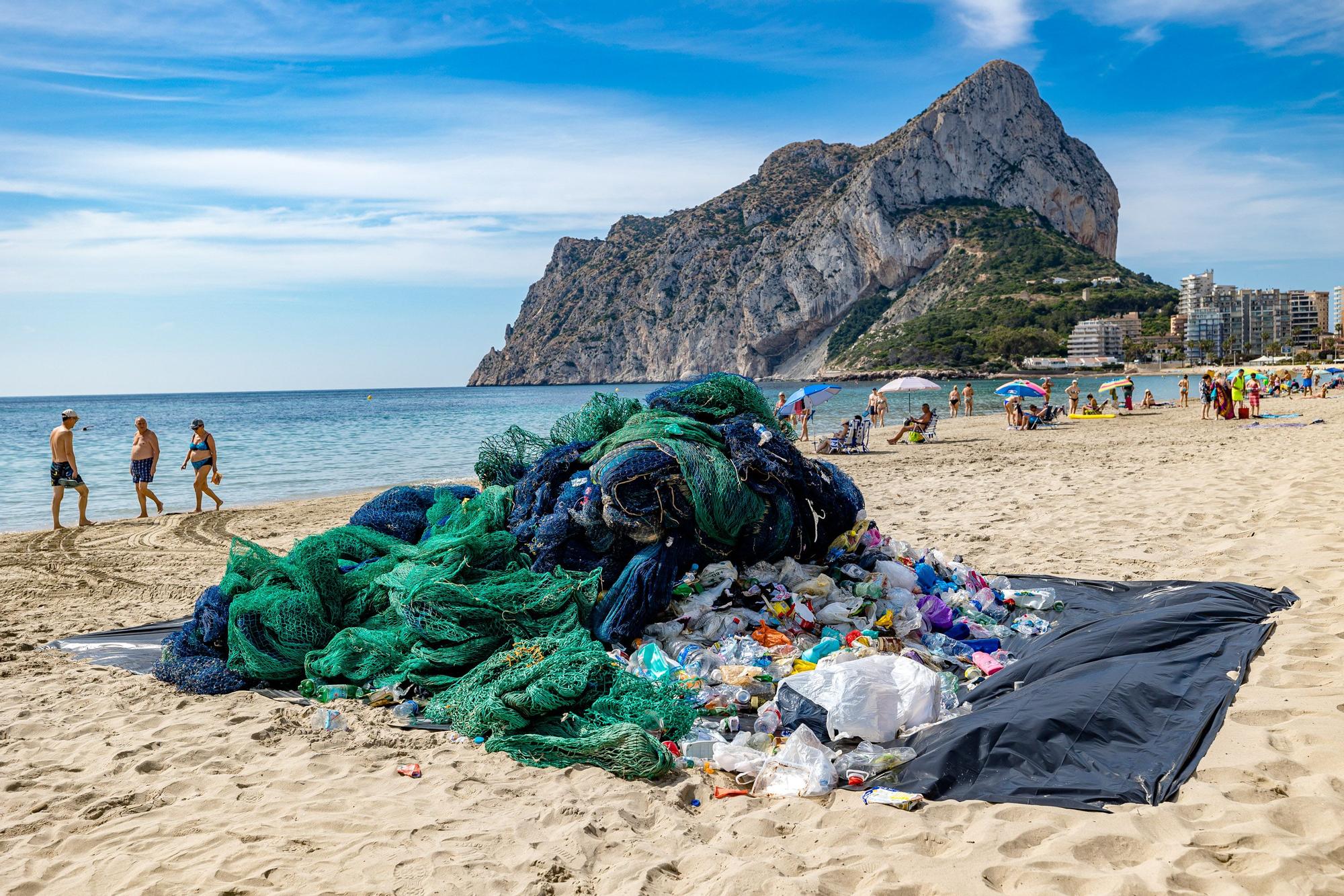 La firma alicantina Gravity Wave realiza una acción en la playa de la Fossa de Calp para alertar de la contaminación del mar