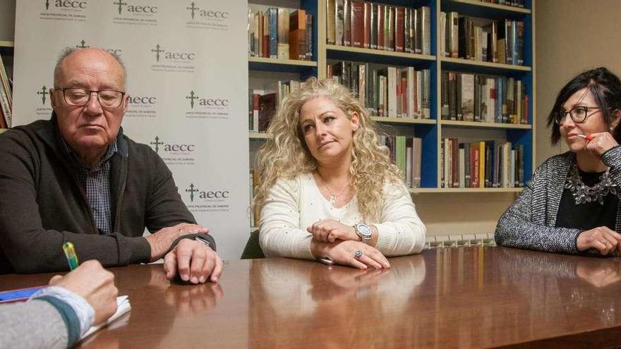 Alfonso Fernández Prieto (presidente de la AECC), Maite Fernández (familiar de un paciente) e Irene González (gestión de la AECC).