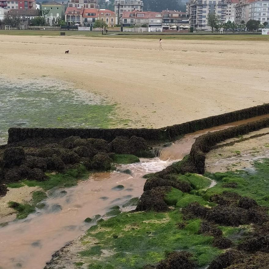 Las riadas causaron daños en el arenal de A Concha