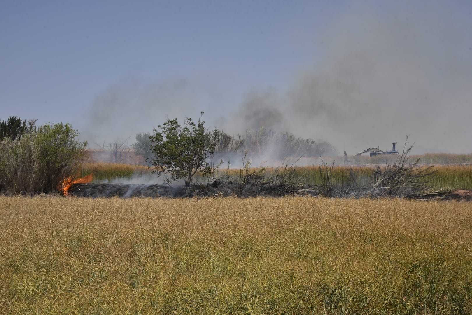 Tasques d'extinció d'un foc a la zona del Poal a Manresa