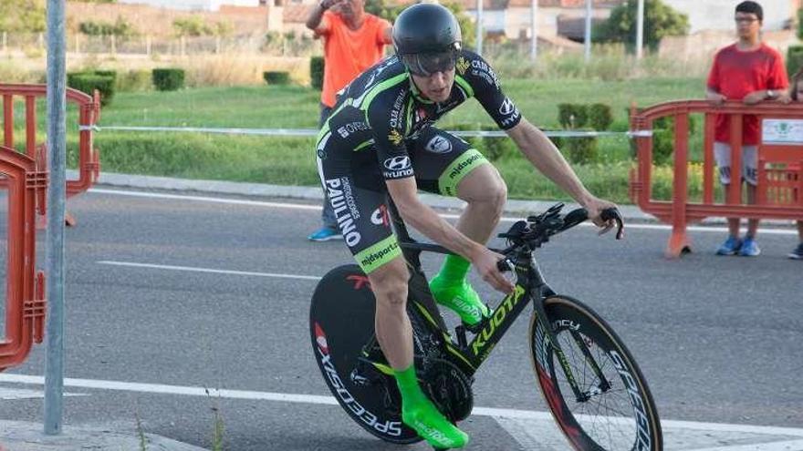 Un ciclista del Caja Rural toma una curva en el recorrido.