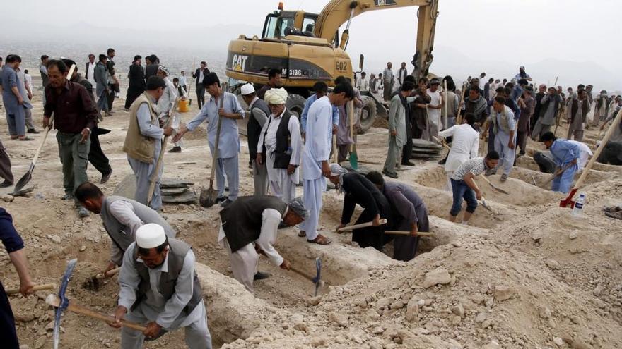 Cientos de personas se unen para cavar las tumbas de las 80 víctimas de Kabul