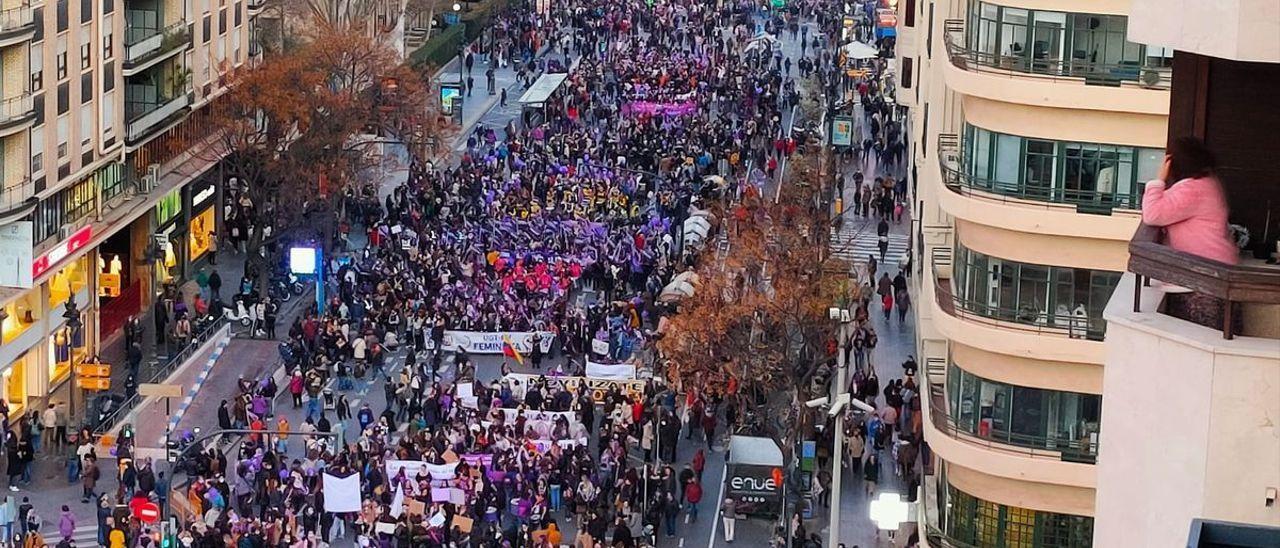 Miles de personas se manifiestan en València por el 8M.