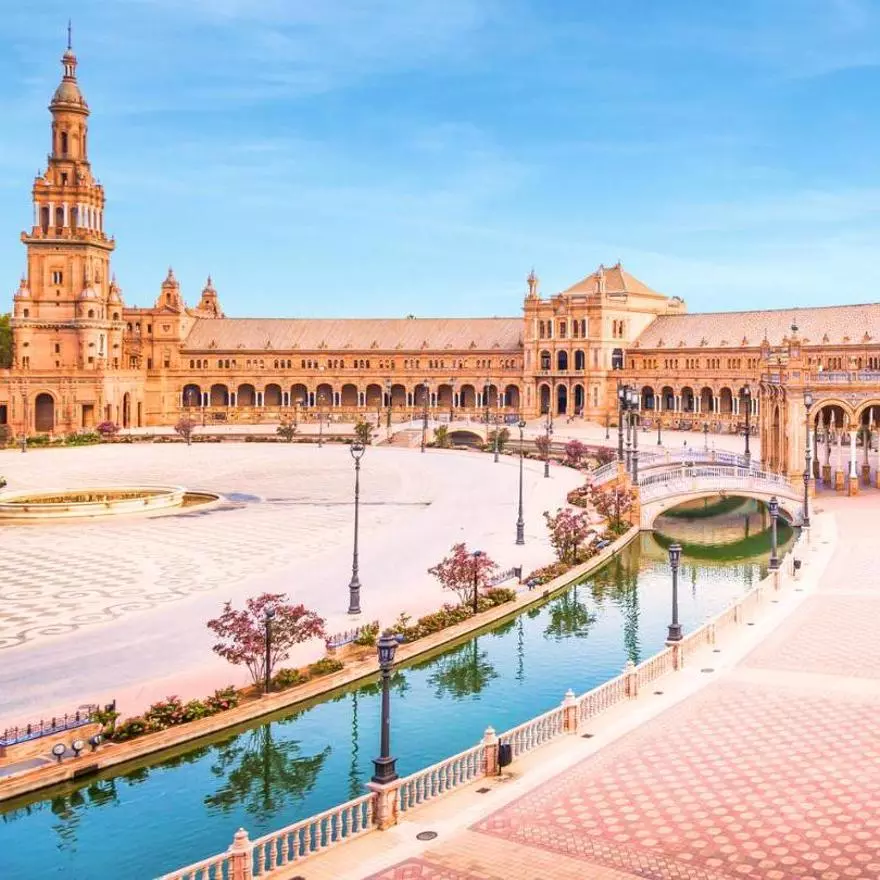 Una de las piscinas de olas más grandes de toda Sevilla está en este rincón de la capital: es una playa artificial con arena y sombrillas
