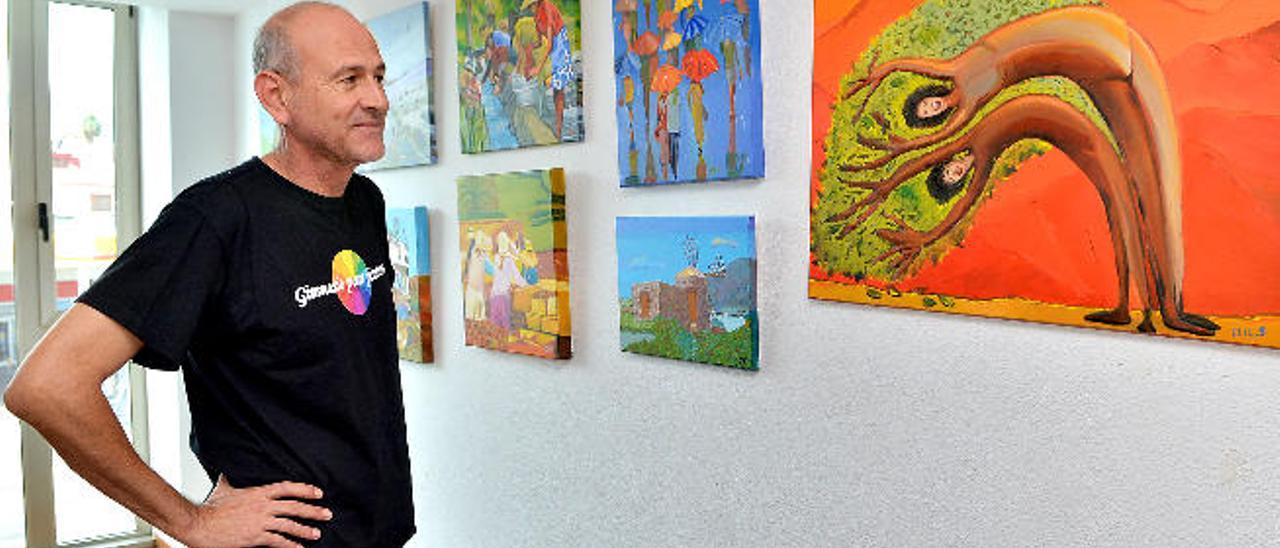 Pedro Benítez durante la preparación de la exposición de pinturas de su escuela Gimnasio para Pintores.