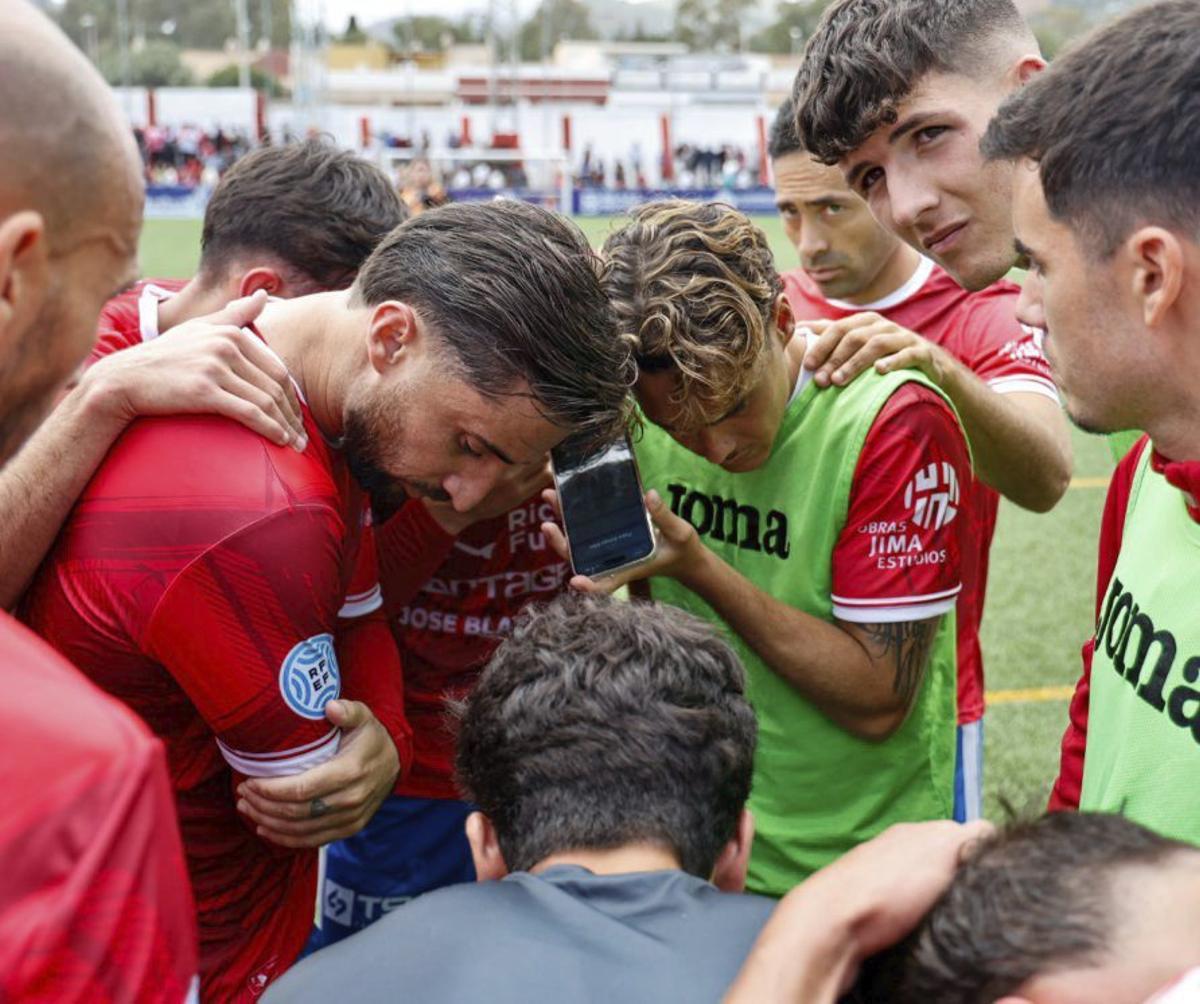 Los jugadores de la Minera, esperando el resultado del Extremadura. | IVÁN URQUÍZAR