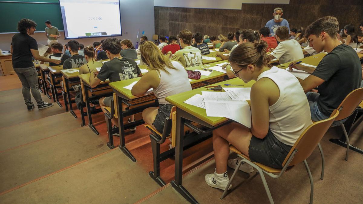 Estudiantes durante la celebración de la PAU en la Universidad Miguel Hernández, que ha obtenido el mayor porcentaje de aprobados en las dos convocatorias de este año.