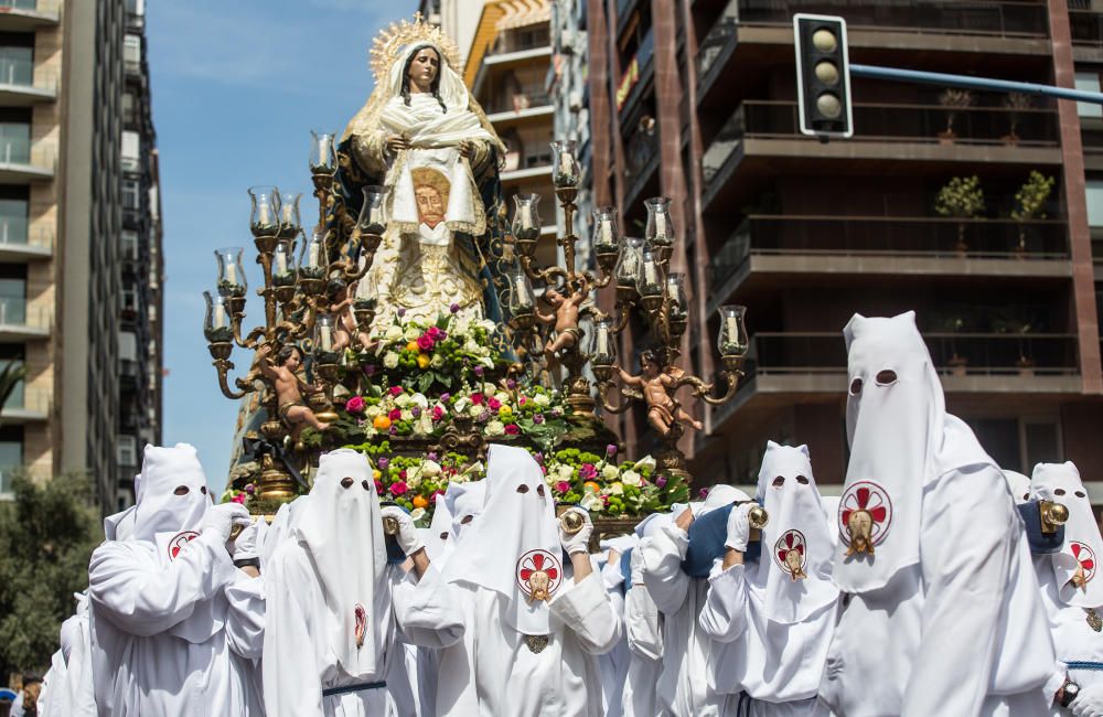 Las calles de Alicante se llenan de fieles en las procesiones del Domingo de Ramos