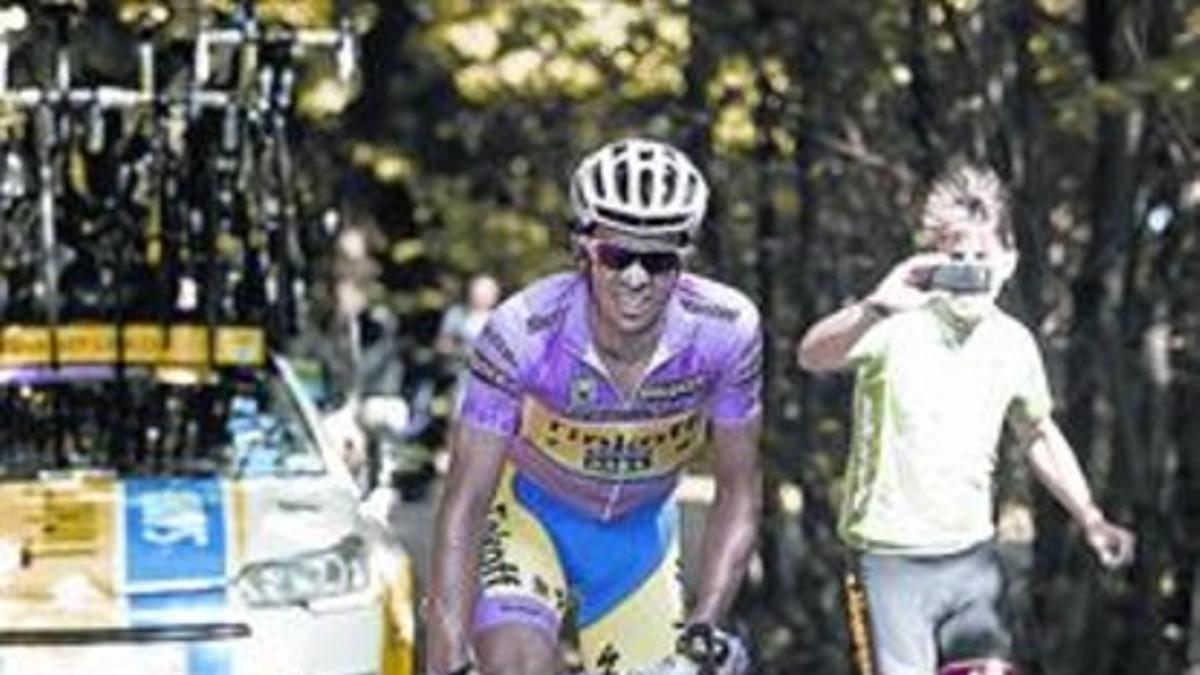 Contador, ayer, durante su fuga en solitario subiendo el Monte Ologno.