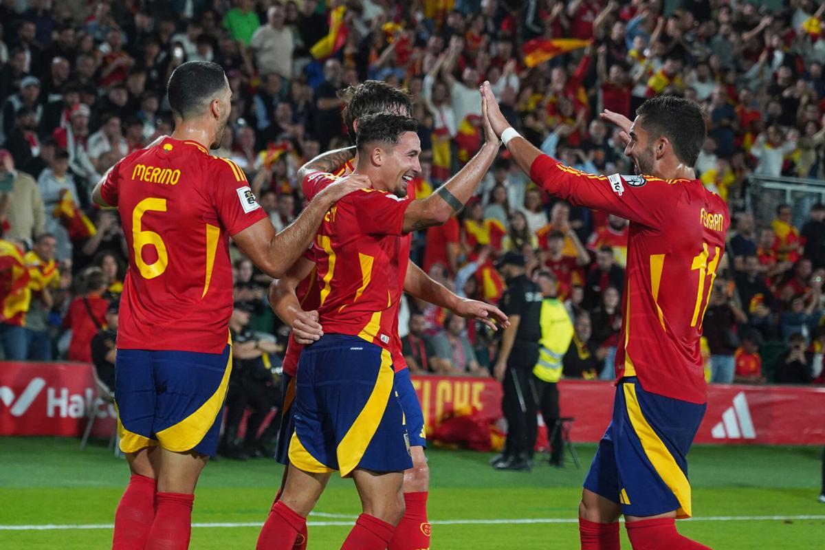 España celebra el gol con el que se inauguró el marcador en el Martínez Valero