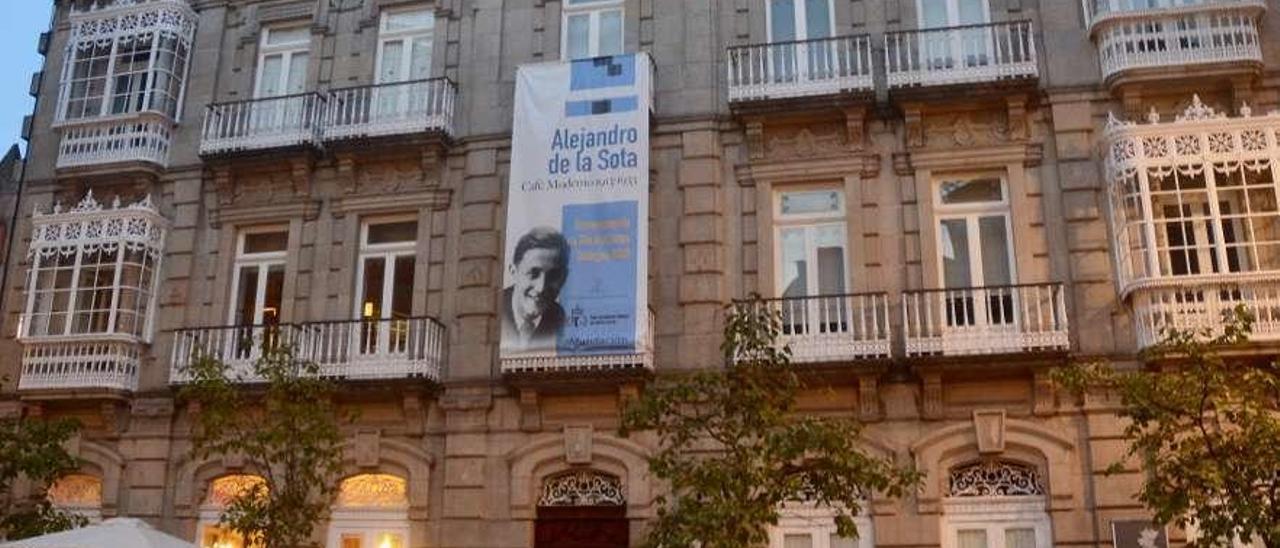 Edificio de Abanca, antiguo Café Moderno, uno de los inmuebles catalogados de la ciudad. // R.V.