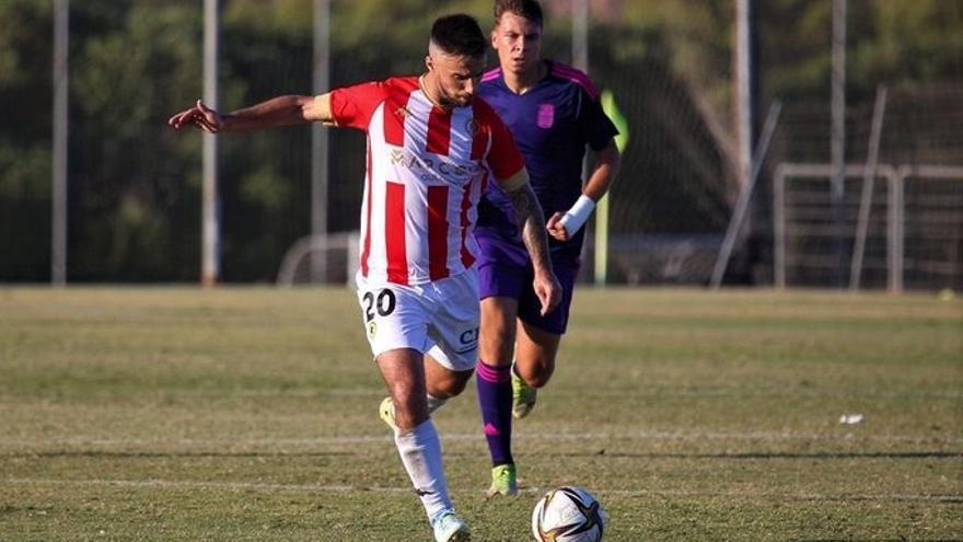 Sergio Marcos, titular ayer en el centro del campo, intenta un desplazamiento en largo tras robar el balón durante el amistoso con el filial del Cartagena en La Manga Club.