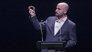 Graupera muestra un casquillo de pelota de goma lanzada el 1-O en la presentación de su propuesta de candidatura soberanista a las elecciones municipales de Barcelona, en 2019.