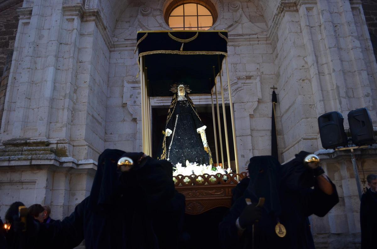 Las Angustias saliendo de la iglesia de Santa María el Viernes Santo.