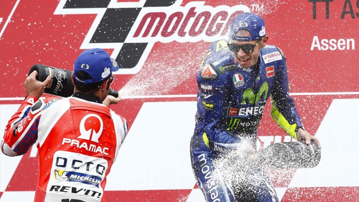 Rossi celebra su victoria en el podio de Assen