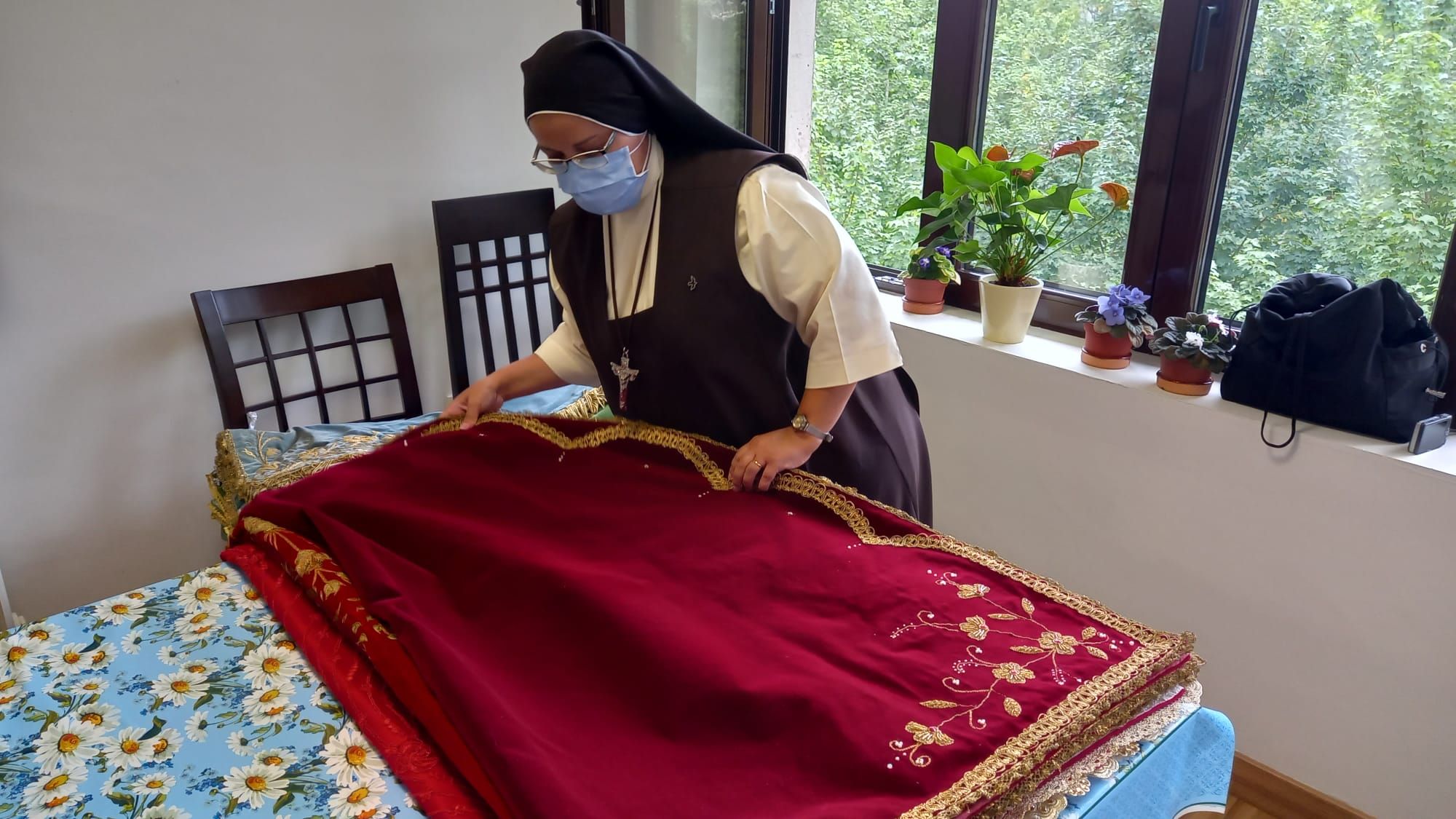 El ropero de la Santina: más de medio centenar de mantos dignos de una reina