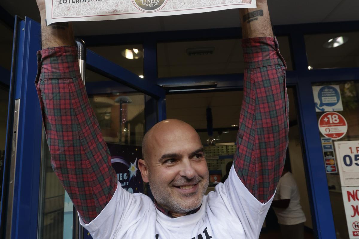 Gordo de la Lotería en Barberà del Vallés. El lotero Alfonso Ibáñez, de la administración 2 de la localidad, celebra haber vendido 5 series del gordo de la Lotería.