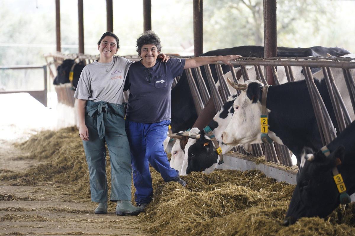 Ana Serra i Ana Mir, mare i filla de la granja familiar La Selvatana, a Campllong.