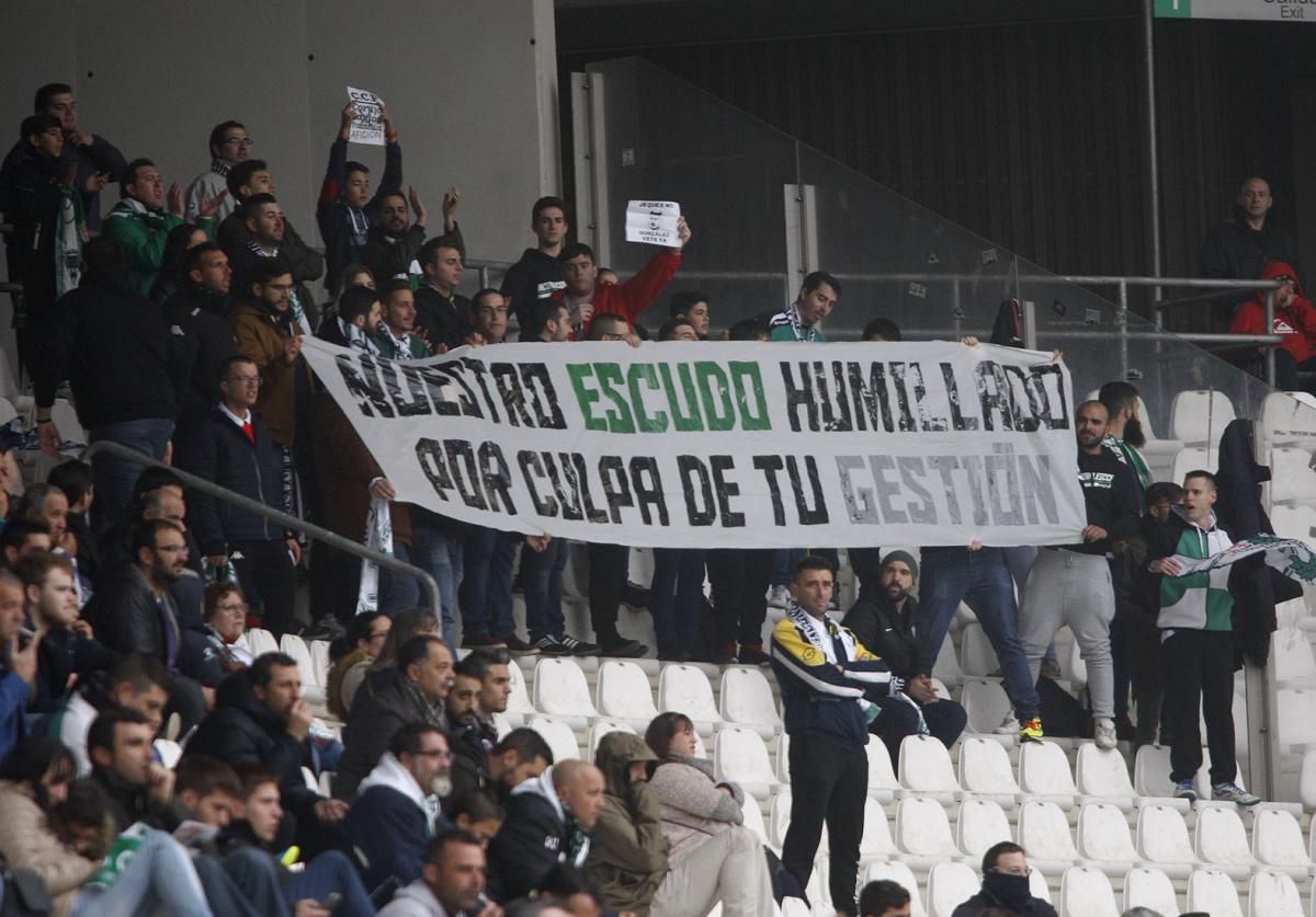 La afición cordobesista fuera y dentro del campo