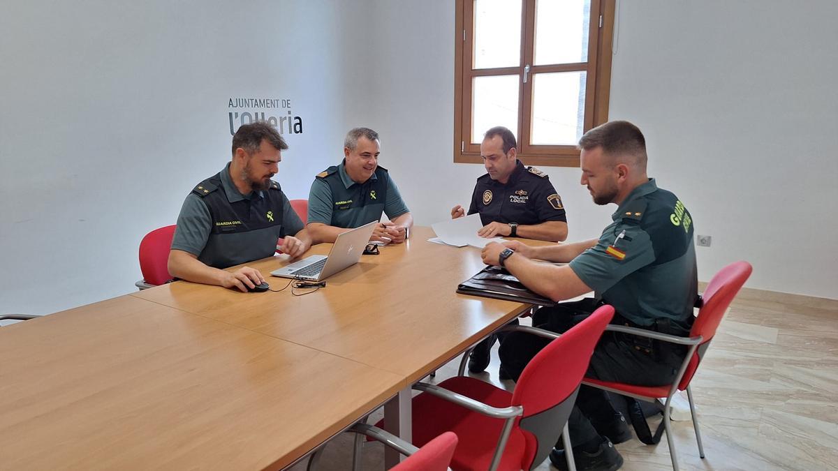 La Guardia Civil y de la Policía Local de l'Olleria en la reunión de este jueves para abordar la inseguridad.