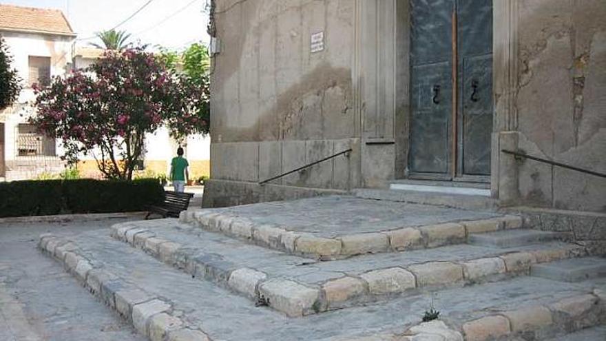 Las piedras de la escalinata son motivo de polémica.