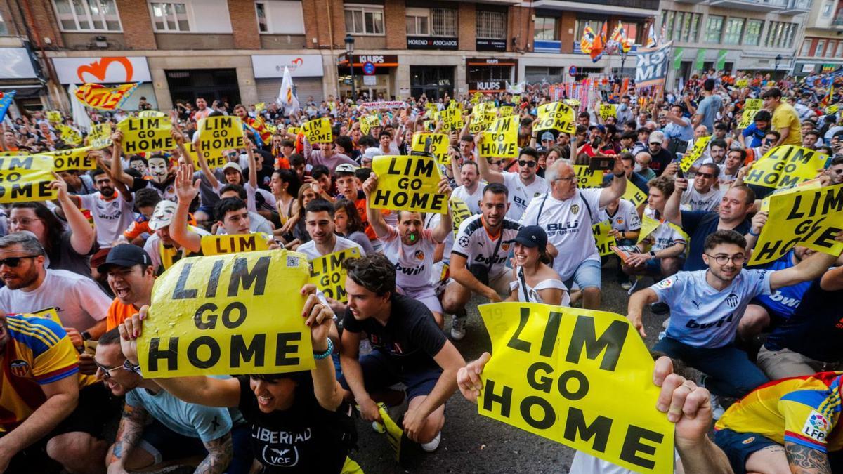Aficionados del Valencia CF piden a LIm que venda la mayoría accionarial en las puertas de Mestalla, el sábado.  | J.M. LÓPEZ