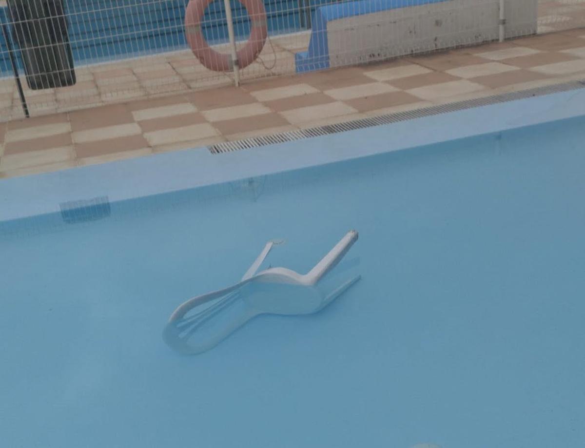 Silla arrojada a la piscina de Montaverner.