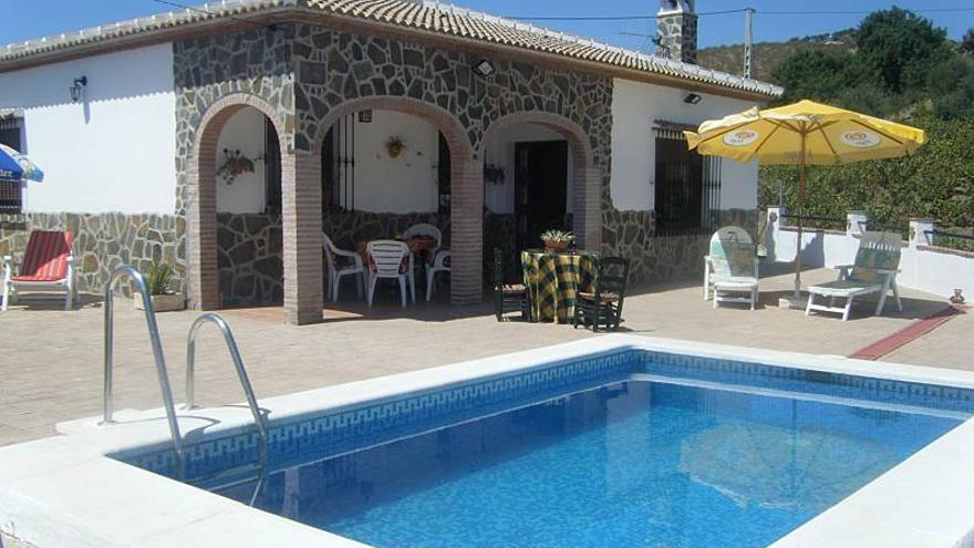 Cautela ante la posibilidad de llenar piscinas particulares en Málaga este verano