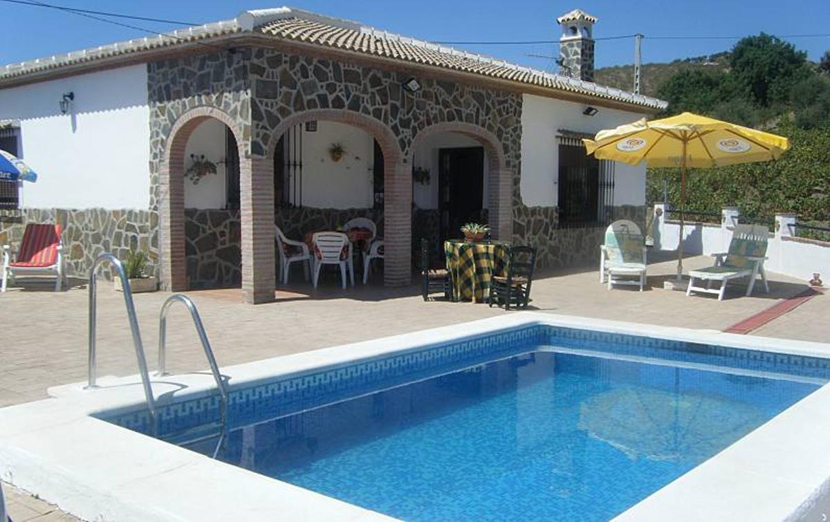 Arenas es el municipio con más piscinas por habitante de la comarca