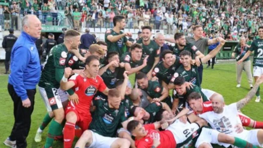 Celebración del Ferrol en A Malata, con Jorge (dorsal 19) de rojo en la hierba.