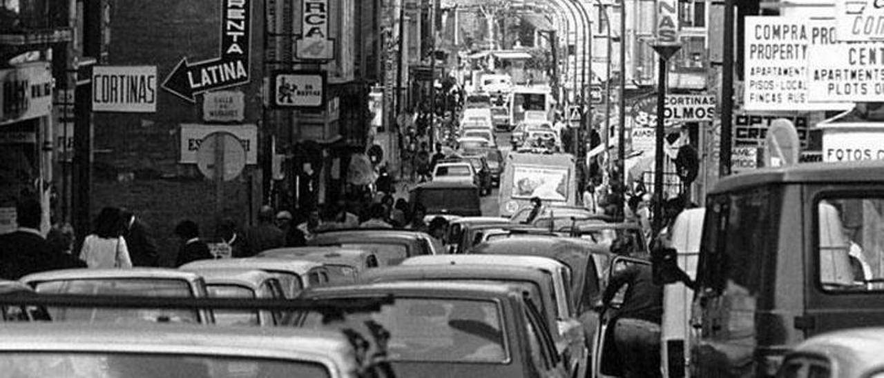 Fotografía de la calle Oms tomada por Torrelló en abril de 1983.